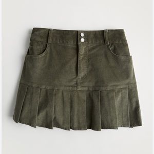 HOLLISTER HIGH- RISE PLEATED MINI SKIRT